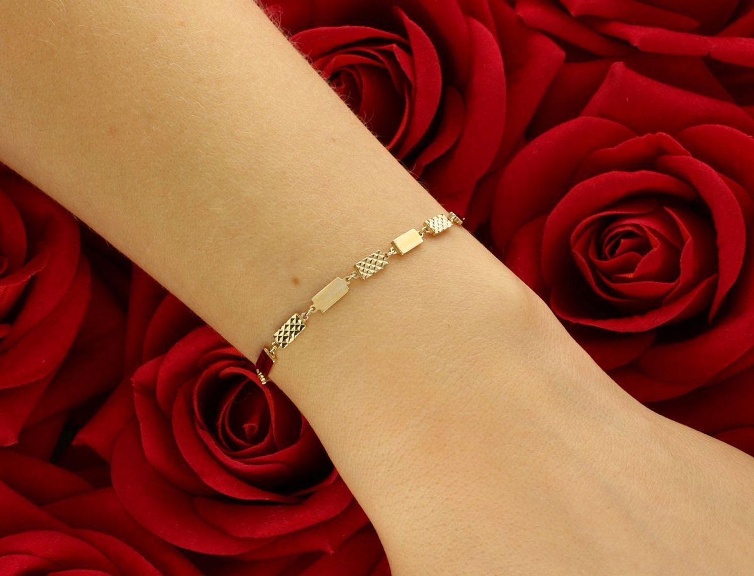 Bransoletka złota celebrytka z blaszkami pr 333, BR 5095 333 Złota damska bransoletka grawerowane blaszki z żółtego złota próby 333. Delikatna, kobieca bransoletka1.jpg